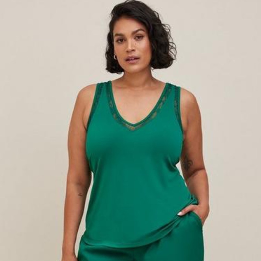 🎉Host Pick 🎉 Green lace-trimmed v-neck tank top
